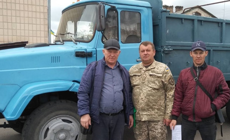 У Вараському районі родина подарувала вантажівку ЗСУ. Господар їй і армії побажав перемоги