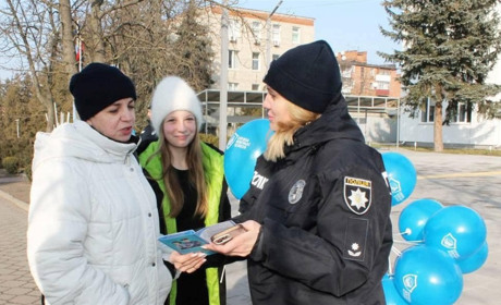 Не забувати про безпеку:в у Славуті поліцейські провели акцію для дітей та батьків