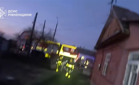 У Сарнах загорівся житловий будинок: сімʼю врятували завдяки сусідам