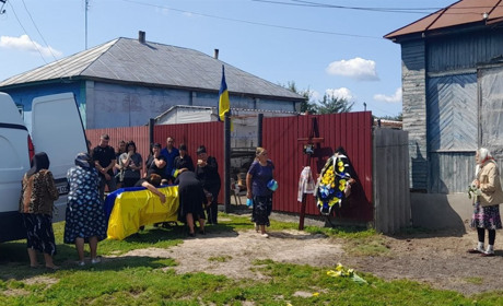 У селі Некрасове прощаються з воїном Сергієм Зеніковим. Йому навічно залишився 41 рік
