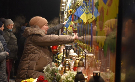«Запали різдвяну свічку пам’яті»: на Меморіальному комплексі Старокостянтинова провели флешмоб