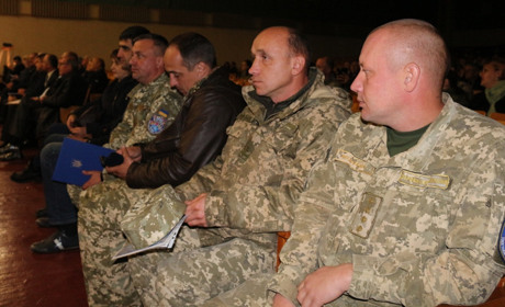 Квіти, оркестр та слова подяки: у Старокостянтинові вітали захисників України