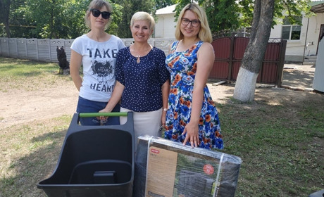 Благодійники передали у сільські дитячі садочки Волноваського району компостери та садові тачки