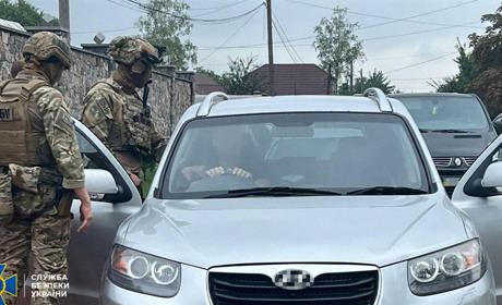 Ввозили джипи з-за кордону як гуманітарку та продавали їх військовим: на Житомирщині викрили шахраїв