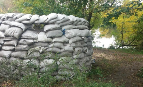 На Київщині чоловіки намагалися викрасти з блокпосту мішки з піском