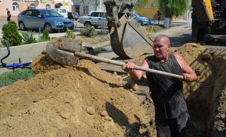 В Біляївці в центрі на Отамана Головатого реконструюють водогін: будуть тимчасові незручності 