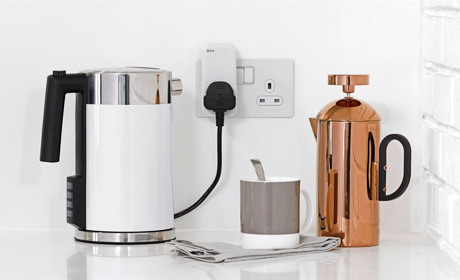 Не працюють, але споживають електрику: які пристрої варто вимикати з мережі перед сном