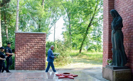 Квіти, хвилина мовчання: на Кагарличчині вшанували пам'ять жертв війни в Україні