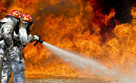 У Сватовому на кварталі Будівельників горить автозаправка: відео