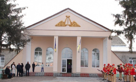 Упізнайте населений пункт у Калинівському районі за фото будинку культури