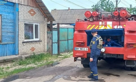 У Глухові горів гараж. Надзвичайники оперативно впоралися з вогнем