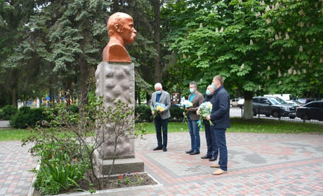 В Кагарлику до погруддя Тараса Шевченка, з нагоди перепоховання поета, поклали квіти 