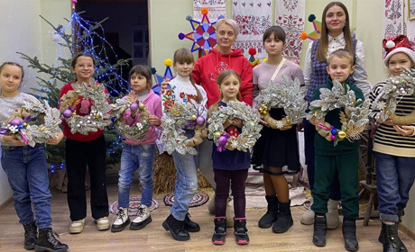 Поєднали традиції і сучасність: як на майстеркласі в музеї діти створювали різдвяні віночки
