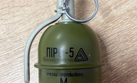 На Звягельщині продавчиню оштрафували за продаж піротехнічних засобів двом підліткам