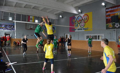 Фоторепортаж зі Сватівського турніру з волейболу. Кому дістався кубок