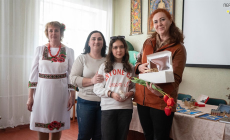 «Мій тато теж у ЗСУ!» Творчі діти Переяслава продали свої роботи на аукціоні для підтримки воїнів