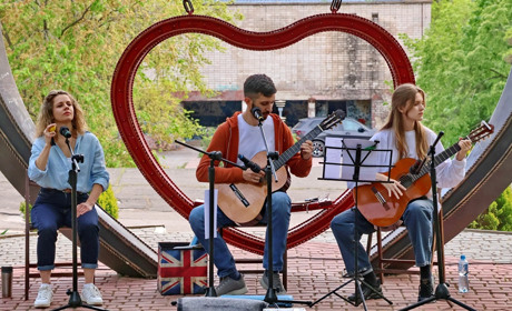 Просто неба серед зелені та дерев гурт EnGardBand створив для глядачів особливу атмосферу
