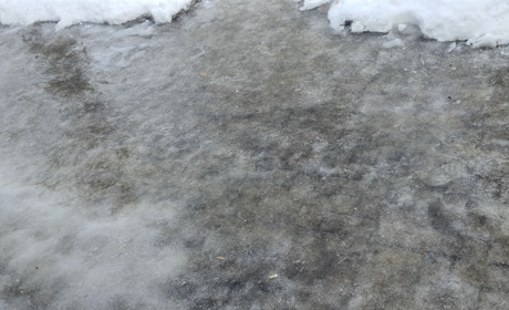 Білопільці скаржаться на слизькі тротуари