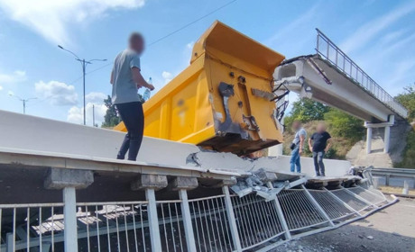 Біля Умані вантажівка зламала пішохідний міст через трасу