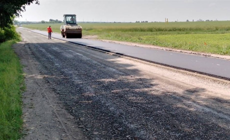 Дуже погану ділянку дороги між селами Волиця і Зубків нарешті взялися ремонтувати
