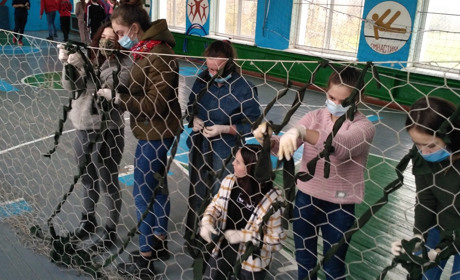 Школярі з Чортківщини плетуть маскувальні сітки на фронт