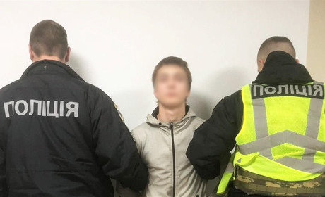 Відібрав телефон у дитини на очах матері: у Ніжині поліцейські затримали грабіжника