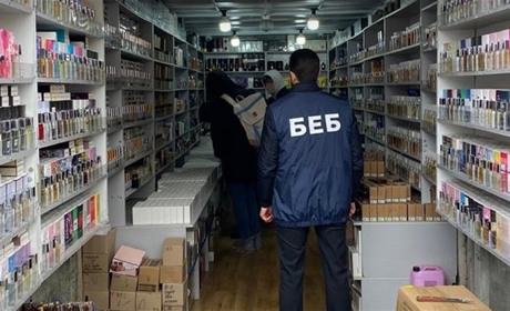 На 7-му кілометрі "розливали елітні парфуми": цех підробки світових брендів викрила поліція