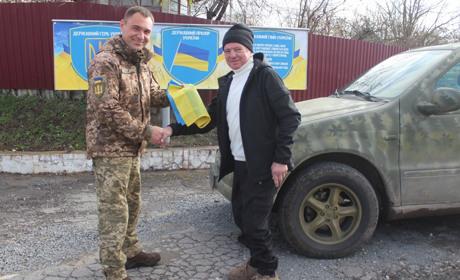 Авто для воїнів. Волонтери із Сатанова передали українським захисникам чергову автівку