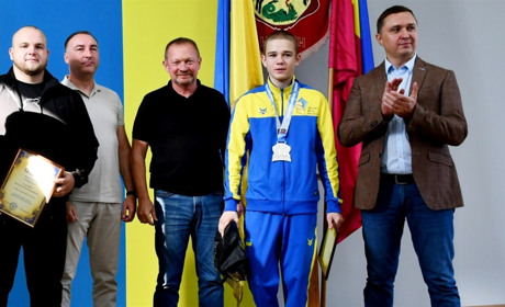 ВІТАЛИ ЮНОГО НІЖИНСЬКОГО БОКСЕРА