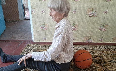 Бадьоре довголіття: 88-річна біляївчанка займається йогою, збирає трави і вірить у силу шунгіту