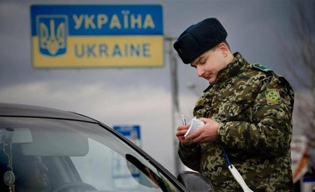 Заборонили виїзд за кордон чиновникам і депутатам: кому саме, чому, як щодо жінок, і чи є винятки