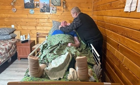 Віталій Шумей розпочинає навчання ходьбі після складної операції на стопах (відео)