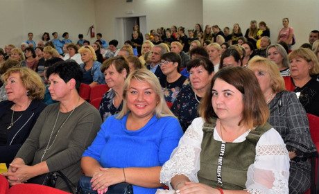 День освітян у Біляївці: вчителі отримали подяки від Верховної Ради, нагрудні знаки, інші нагороди