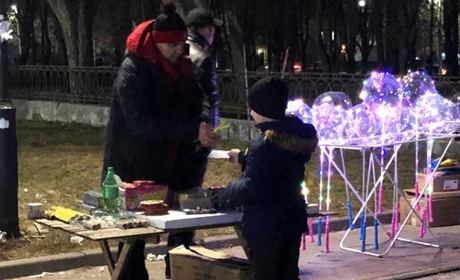 Червоноградці пишуть у соцмережах про те, що в центрі міста дітям незаконно продають піротехніку