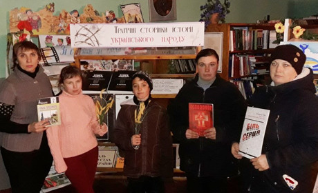 У Красноярській бібліотеці проведено годину скорботи «І пам'яті свіча не згасне...»