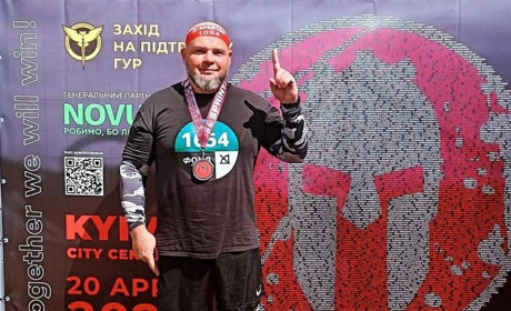 "Хочу вчити дітей любити спорт". Олександр Шатохін пробіг марафон в Києві та мріє про свій спортзал