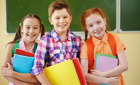Подарунки для школярів: як нагороджували переможців фотоконкурсу «Back to school»