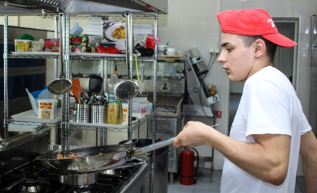 Медична сестра, офіціант та кухар: актуальні вакансії в Южноукраїнську