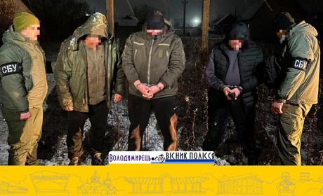 Двох жителів Вараського району затримали за організацію схеми незаконного переправлення через кордон