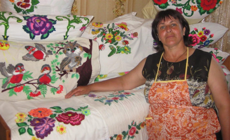 Трактористка Ольга Зензура голки в руках не тримала, а тепер створює незбагненні вишивки гладдю