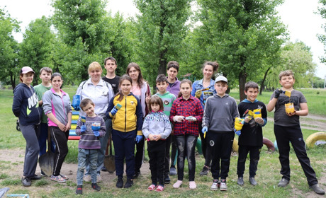 Батьки та діти власноруч привели до ладу дитячий майданчик в мікрорайоні ГРП