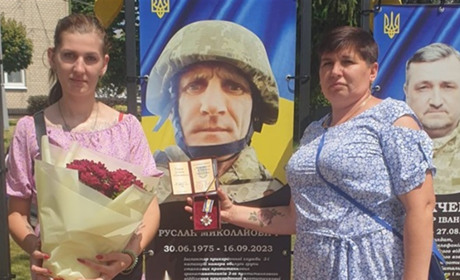 Нагороджено посмертно: орден Руслана Сікана із Кагарлика отримали дружина і донька загиблого воїна