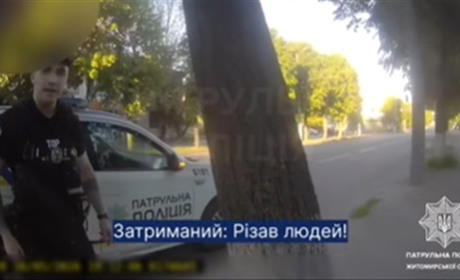 Біг вулицею з ножем та порізав двох перехожих: житомирські патрульні затримали нападника