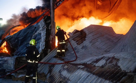 Росія атакувала Одещину дронами: масштабна пожежа на складах