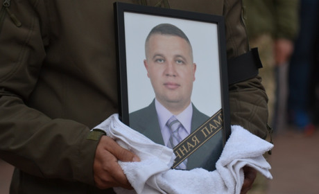 Живим коридором, прихиливши коліна южноукраїнці провели в останню путь Героя – Віктора Бабича
