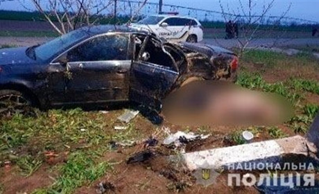 Audi врізався в електроопору