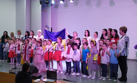 «Дитячими долоньками»: В Умані на благодійному концерті зібрали більше 20 тисяч гривень на ЗСУ