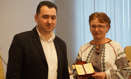 Жителька Чортківщини отримала почесну відзнаку «Мати-героїня»