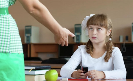 На Луганщині окупанти "шманають" гаджети школярів. В чому підозрюють місцевих учнів