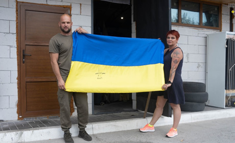 У штабі переяславської волонтерки Інни Марченко прапорами завішені стіни і стеля